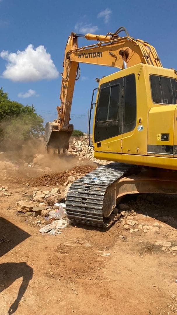 حفار يعمل في موقع مشروع
