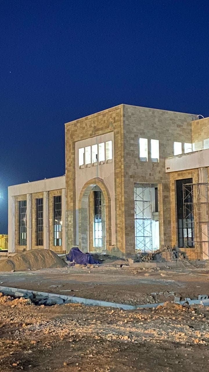 واجهة منجزة بإضاءتها الليلية
